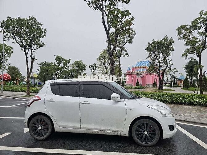 Suzuki Swift 1.4AT màu trắng, số tự động