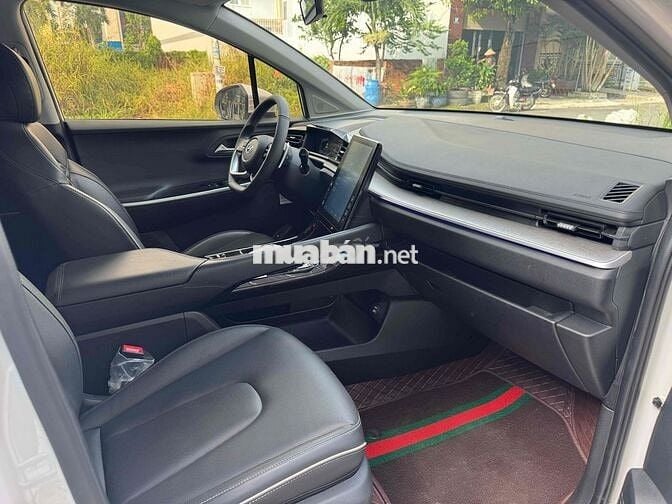 xe gia đình hyundai custin cao cap 2023