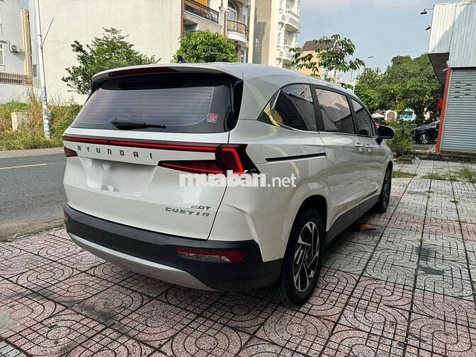 xe gia đình hyundai custin cao cap 2023
