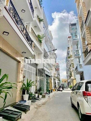 Cho thuê nhà đẹp 12tr/th DT: 5x 11 trệt 3 lầu  sân thượng có 4 phòng 4