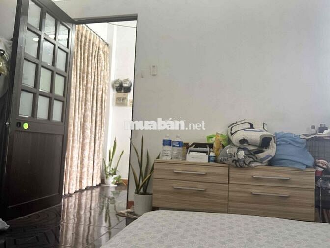 phòng 45m2- đẹp- ban công rộng thoáng có nội thất-máy lạnh