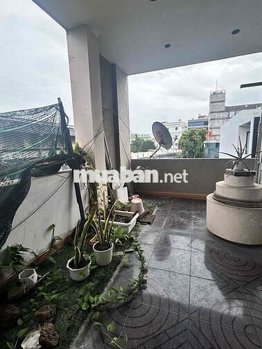 phòng 45m2- đẹp- ban công rộng thoáng có nội thất-máy lạnh