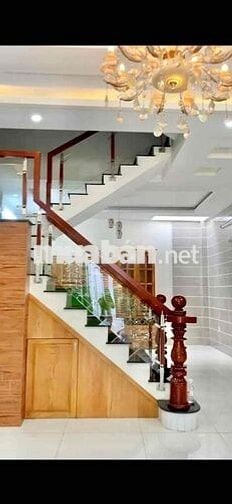 Cho thuê nhà đẹp 12tr/th DT: 5x 11 trệt 3 lầu  sân thượng có 4 phòng 4