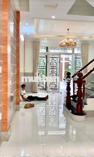 Cho thuê nhà đẹp 12tr/th DT: 5x 11 trệt 3 lầu  sân thượng có 4 phòng 4