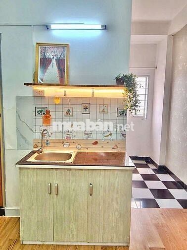 Phòng gác full nội thất nhà vệ sinh to cửa sổ trời lớn giáp Quận 1