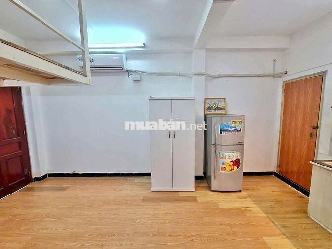 Phòng gác full nội thất nhà vệ sinh to cửa sổ trời lớn giáp Quận 1