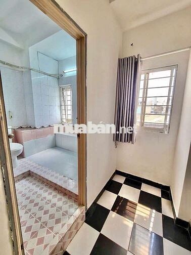 Phòng gác full nội thất nhà vệ sinh to cửa sổ trời lớn giáp Quận 1