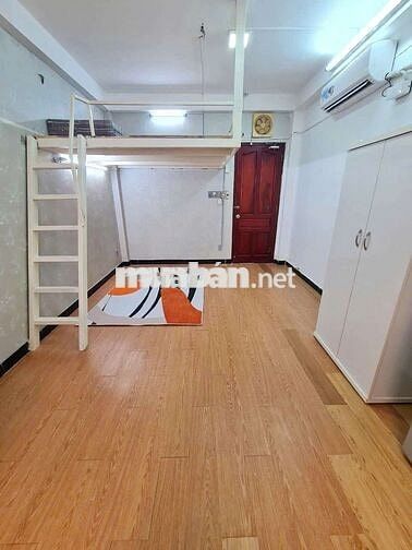 Phòng gác full nội thất nhà vệ sinh to cửa sổ trời lớn giáp Quận 1