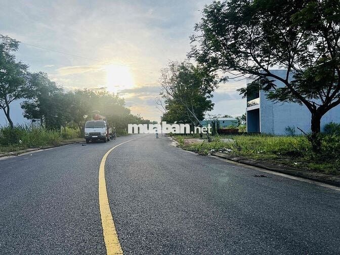 mặt tiền đường Trịnh Hoài Đức, lô sạch đẹp