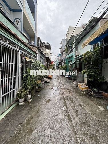 Nhà đẹp , ngang 4m , trước nhà 4m vị trí thuận tiện giá nhỉnh 3 đồng .