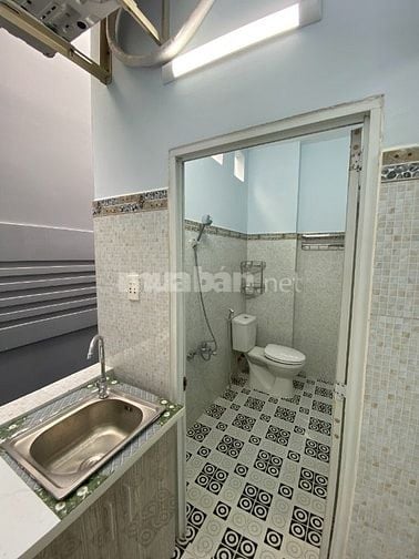 Cho thuê căn hộ dịch vụ nội thất cơ bản, giờ giấc thoải mái