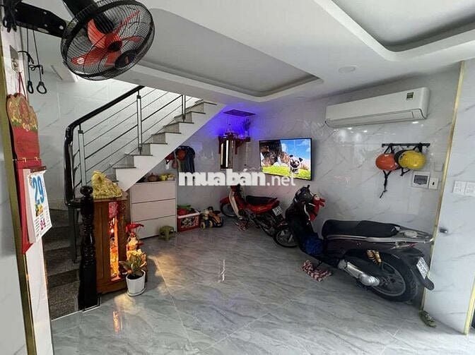 Nhà Vuông, Nở Hậu, 2 Tầng 2 PN, Gần ngã 5