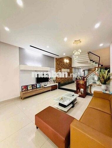 Cần Cho Thuê Ngôi Nhà 3 Tầng MT Đường Huỳnh Ngọc Huệ