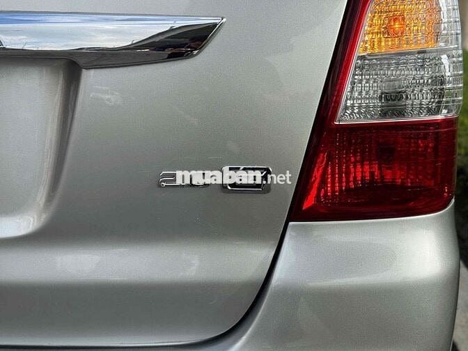 Toyota Innova G số tự động màu bạc 2012 xe cọp zin