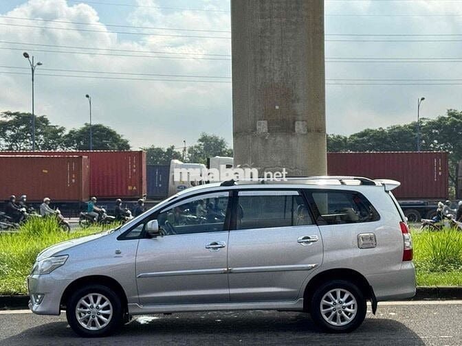 Toyota Innova G số tự động màu bạc 2012 xe cọp zin