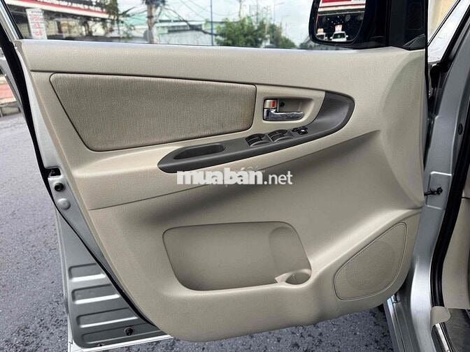 Toyota Innova G số tự động màu bạc 2012 xe cọp zin