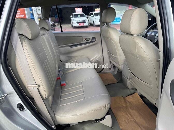 Toyota Innova G số tự động màu bạc 2012 xe cọp zin