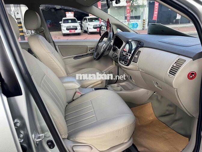 Toyota Innova G số tự động màu bạc 2012 xe cọp zin