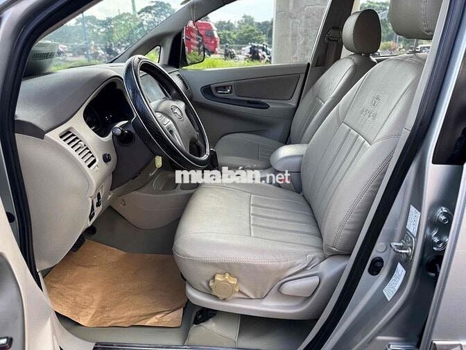 Toyota Innova G số tự động màu bạc 2012 xe cọp zin