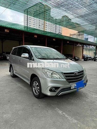 toyota innova 2015 2.0E mau bạc xe đẹp do 140000km