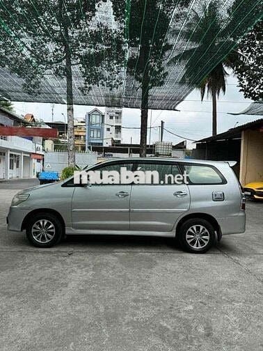 toyota innova 2015 2.0E mau bạc xe đẹp do 140000km