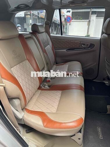 xe nhà toyota innova 2.0E màu bạc zin còn rất đẹp