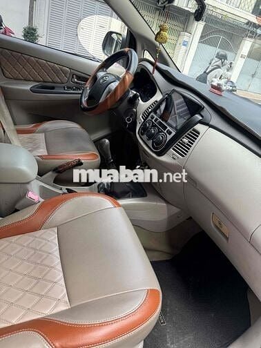 xe nhà toyota innova 2.0E màu bạc zin còn rất đẹp