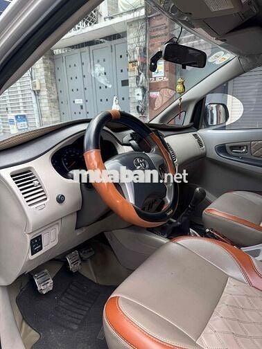 xe nhà toyota innova 2.0E màu bạc zin còn rất đẹp