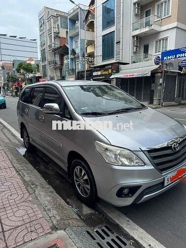 xe nhà toyota innova 2.0E màu bạc zin còn rất đẹp