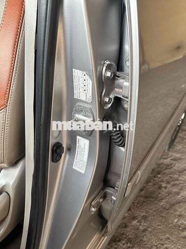 xe nhà toyota innova 2.0E màu bạc zin còn rất đẹp