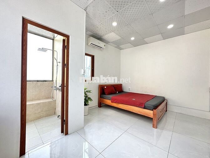 Ở NGAY! PHÒNG BAN CÔNG SIÊU THOÁNG NGAY NGÃ TƯ HÀNG XANH CÓ THANG MÁY