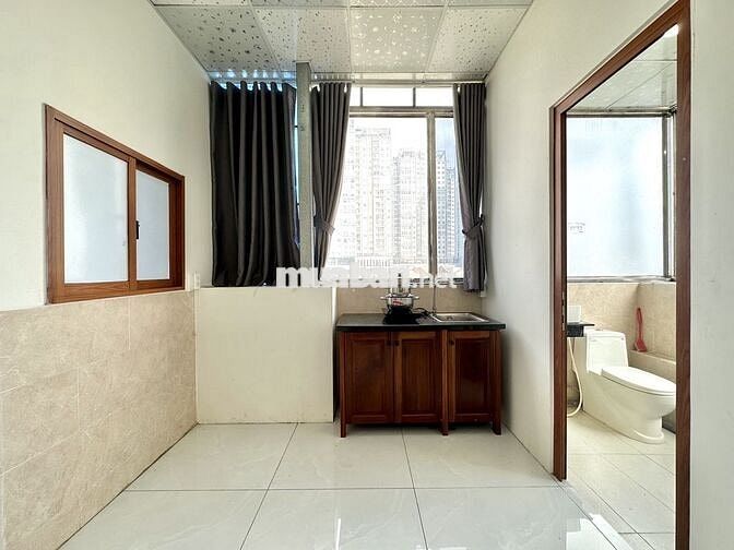 Ở NGAY! PHÒNG BAN CÔNG SIÊU THOÁNG NGAY NGÃ TƯ HÀNG XANH CÓ THANG MÁY