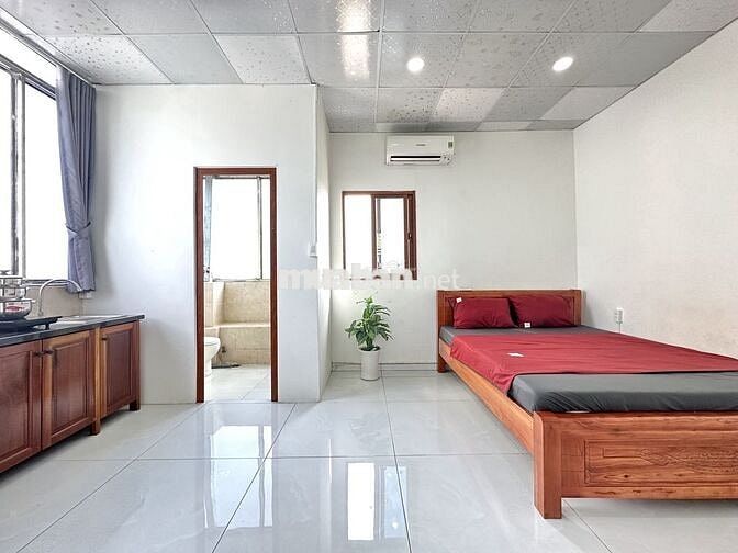 Ở NGAY! PHÒNG BAN CÔNG SIÊU THOÁNG NGAY NGÃ TƯ HÀNG XANH CÓ THANG MÁY