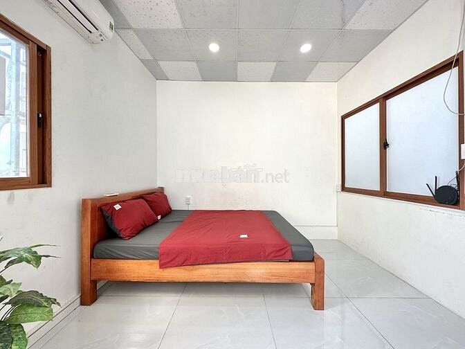 Ở NGAY! PHÒNG BAN CÔNG SIÊU THOÁNG NGAY NGÃ TƯ HÀNG XANH CÓ THANG MÁY