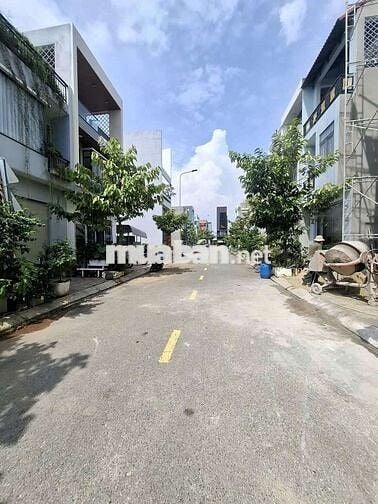 Nhà phố kdc Phú Hồng Thịnh gần làng đại học quốc gia và BigC Go Dĩ An