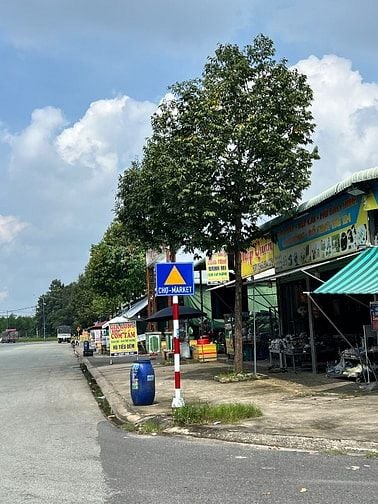 BÁN LÔ ĐẤT NGAY NGÃ TƯ LỚN MẶT TIỀN KINH DOANH TRUNG TÂM CHỢ BÀU BÀNG