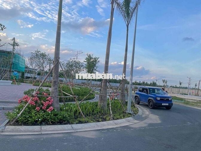 Ra gấp lô đất nền đối diện công viên Nam Long