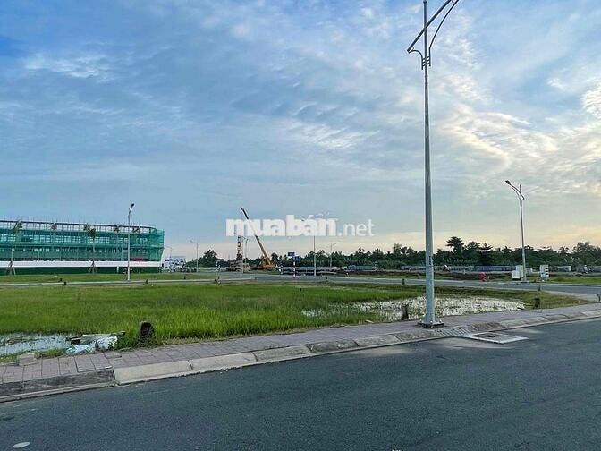 Ra gấp lô đất nền đối diện công viên Nam Long