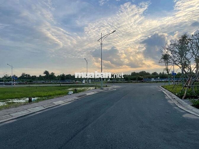 Ra gấp lô đất nền đối diện công viên Nam Long