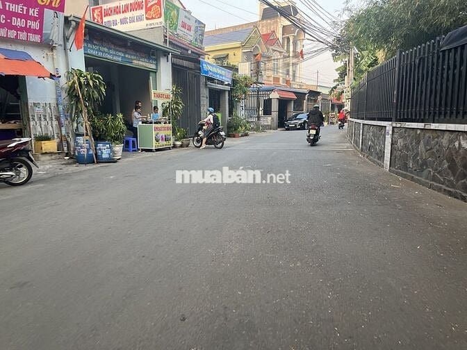 BÁN GẤP NHÀ MẶT TIỀN ĐƯỜNG NGUYỄN BÍNH NHAY SÂN VẬN ĐỘNG ĐÔNG HOÀ