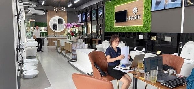 TÀI XẾ GIAO HÀNG THIẾT BỊ VỆ SINH