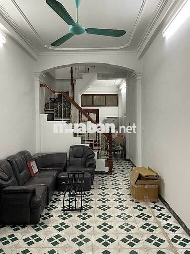 Cho thuê nhà 3 tầng 33m2,mt 3m.14 triệu/tháng.Ngõ 51 Lãng Yên,HBT,HN