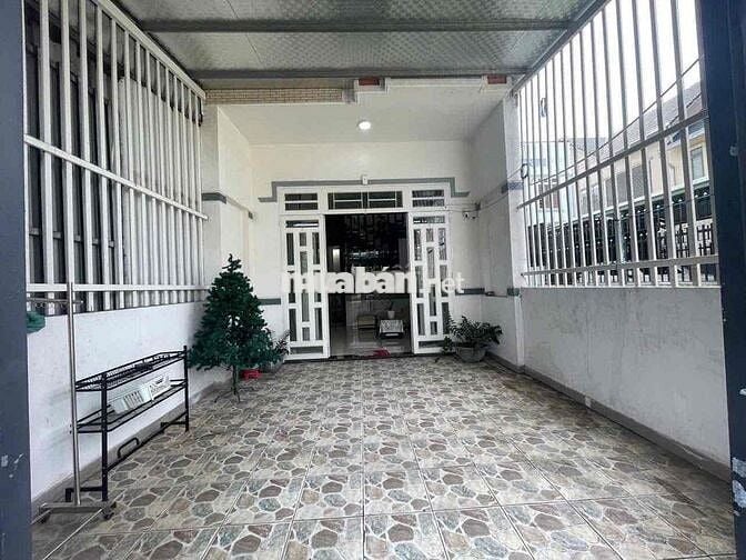 nhà lầu trệt 85m2 ,4p ngủ,có máy lạnh,bàn ghế,sân xe hơi