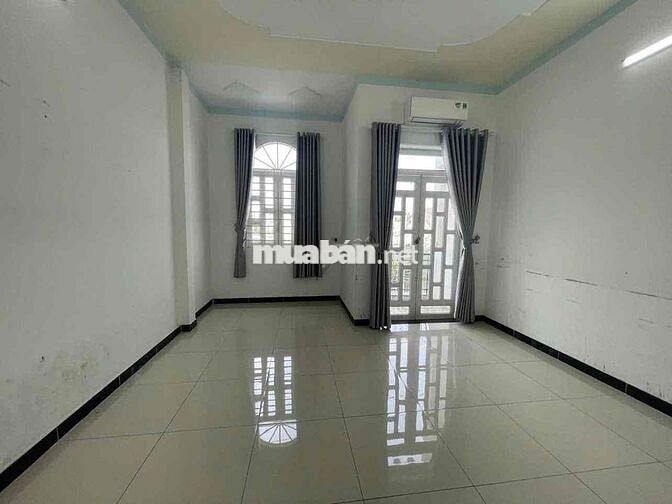 nhà lầu trệt 85m2 ,4p ngủ,có máy lạnh,bàn ghế,sân xe hơi