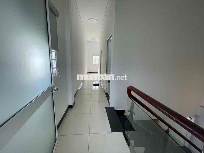 nhà lầu trệt 85m2 ,4p ngủ,có máy lạnh,bàn ghế,sân xe hơi