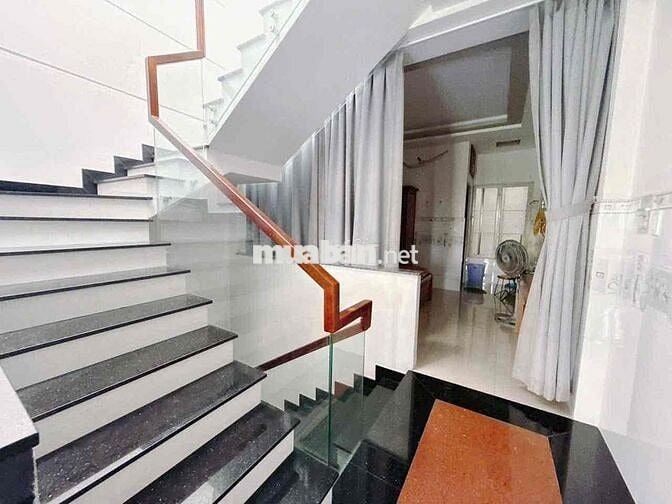NHÀ CHO THUÊ H8m TÂN SƠN NHÌ - 60m2 - 3 LẦU ST 4PN - PHÙ HỢP GĐ, VP