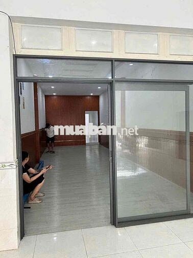 NHÀ MẶT TIỀN KINH DOANH SẦM UẤT. SẴN CỬA KÍNH XTĐ HÓC MÔN