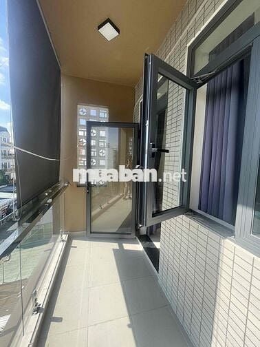 Phòng Ban Công Ngay Công Viên Làng Hoa