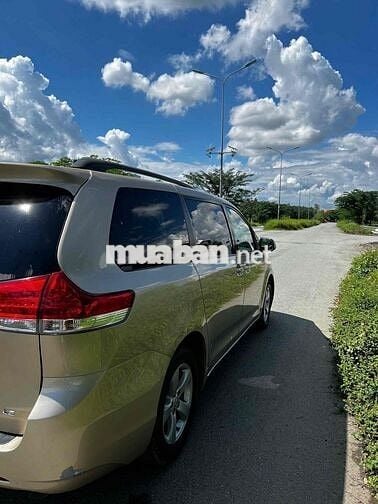 Bán xe Toyota Sienna 2010 3.5L