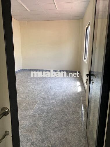 Văn phòng Phạm Văn Đồng, 26m2 giá 3.5tr, có bãi để xe hơi, bảo vệ 24/7